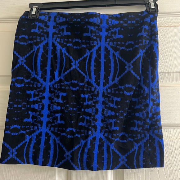 Blue and black print skirt - Picture 2 of 4